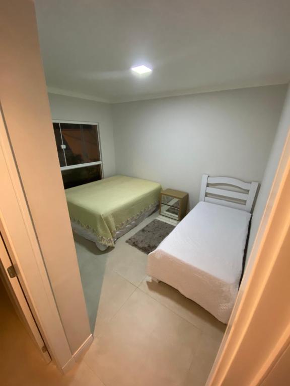 伊达贾伊Suíte Master的小房间设有两张床和窗户