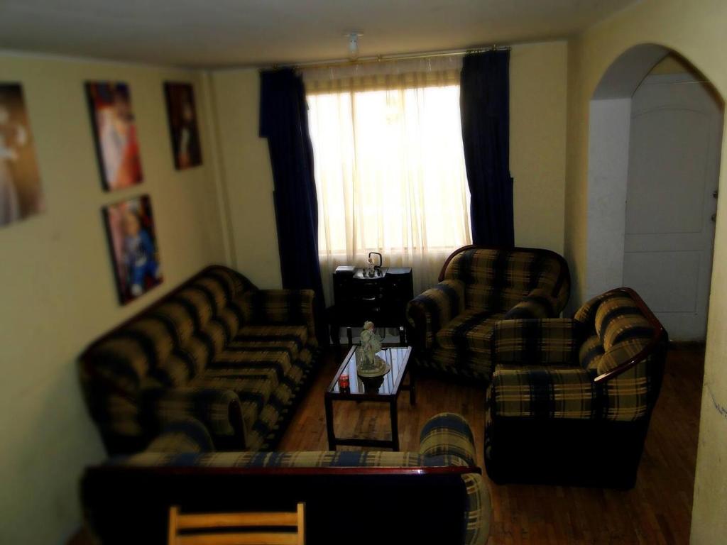 拉塔昆加Mountain Travel Ecuador的客厅配有两张沙发和一张咖啡桌