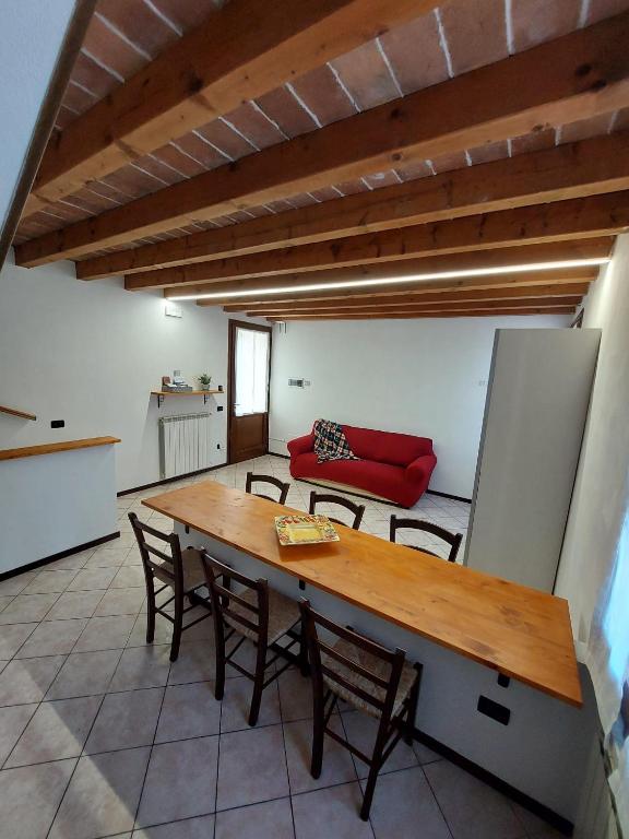 沃尔塔曼托瓦纳Il Vagabondo的配有桌椅和红色沙发的房间