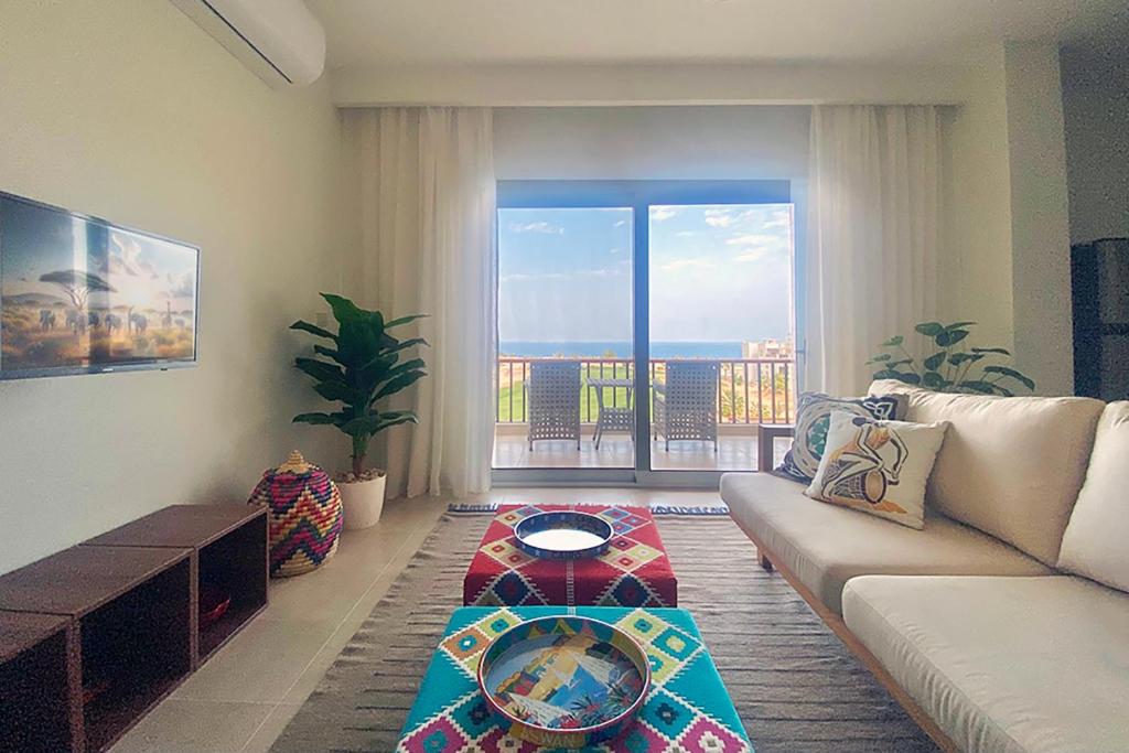 赫尔格达Soma Bay Sea View Penthouse的带沙发和大窗户的客厅