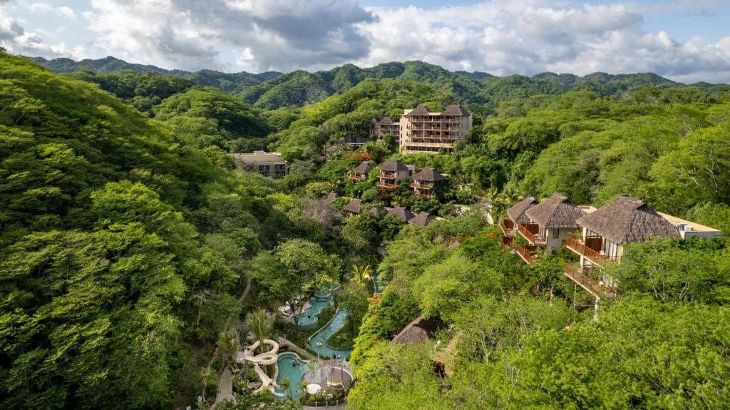 克鲁兹德华纳卡克斯特尔Delta Hotels by Marriott Riviera Nayarit, an All-Inclusive Resort的森林中度假胜地的空中景观