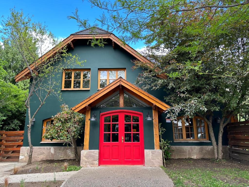 圣马丁德洛斯Warthon Hostel的一间红色门的小房子
