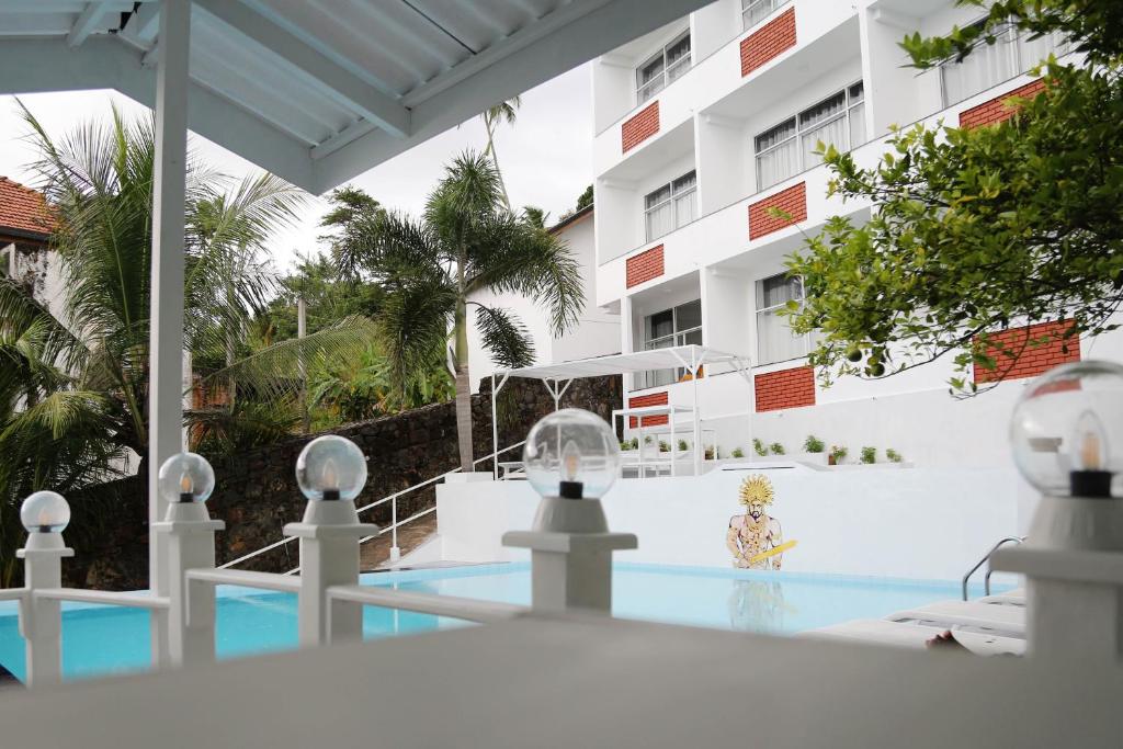 南塔拉拉Talalla Leisure的享有酒店游泳池的景色