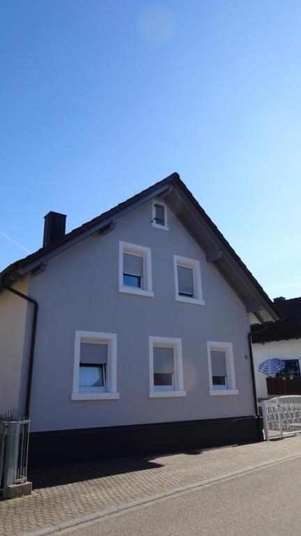 鲁斯特Schwarz-Weiss的白色的房子,街上有白色的窗户