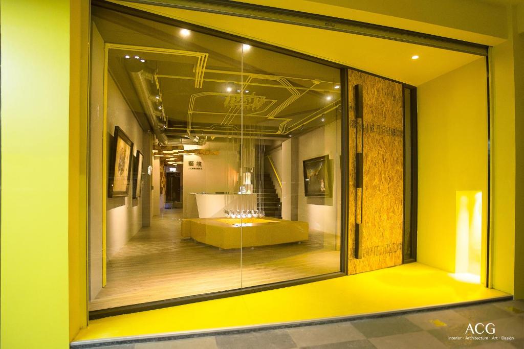 花莲市艺境 - 人文美学风格民宿的黄色墙壁的房间里有一个大窗户