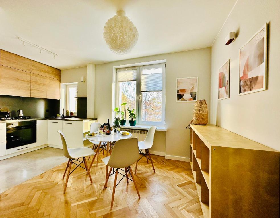 华沙Eastside Warsaw Apartment的厨房以及带桌椅的用餐室。