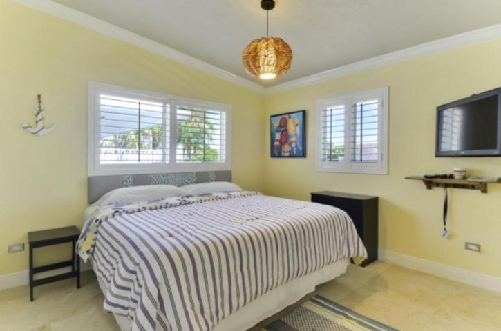 伊斯拉莫拉达West Plaza Del Lago的一间卧室设有一张床、一台电视和窗户。
