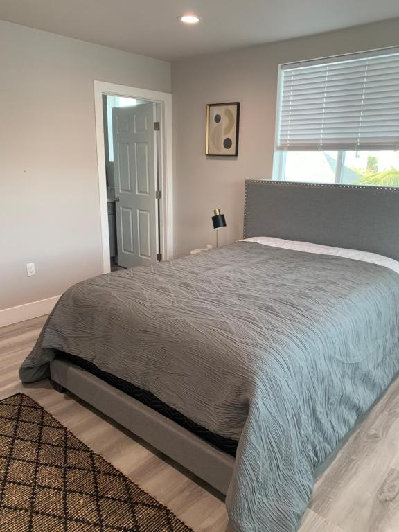 洛杉矶PRIVATE ROOM IN NEW APPARTMENT WITH FULL BATH的一间卧室设有一张大床和一个窗户。