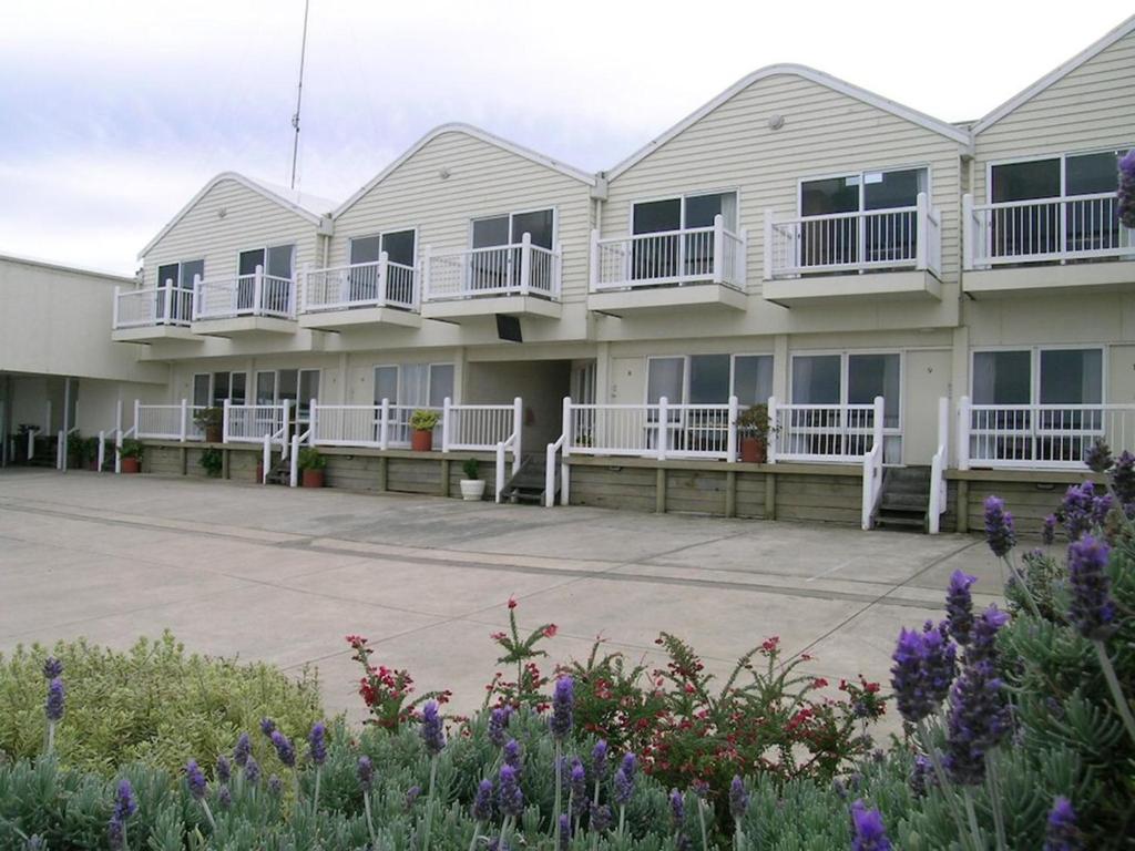 阿波罗湾辉煌海景汽车旅馆的排带阳台和鲜花的房屋
