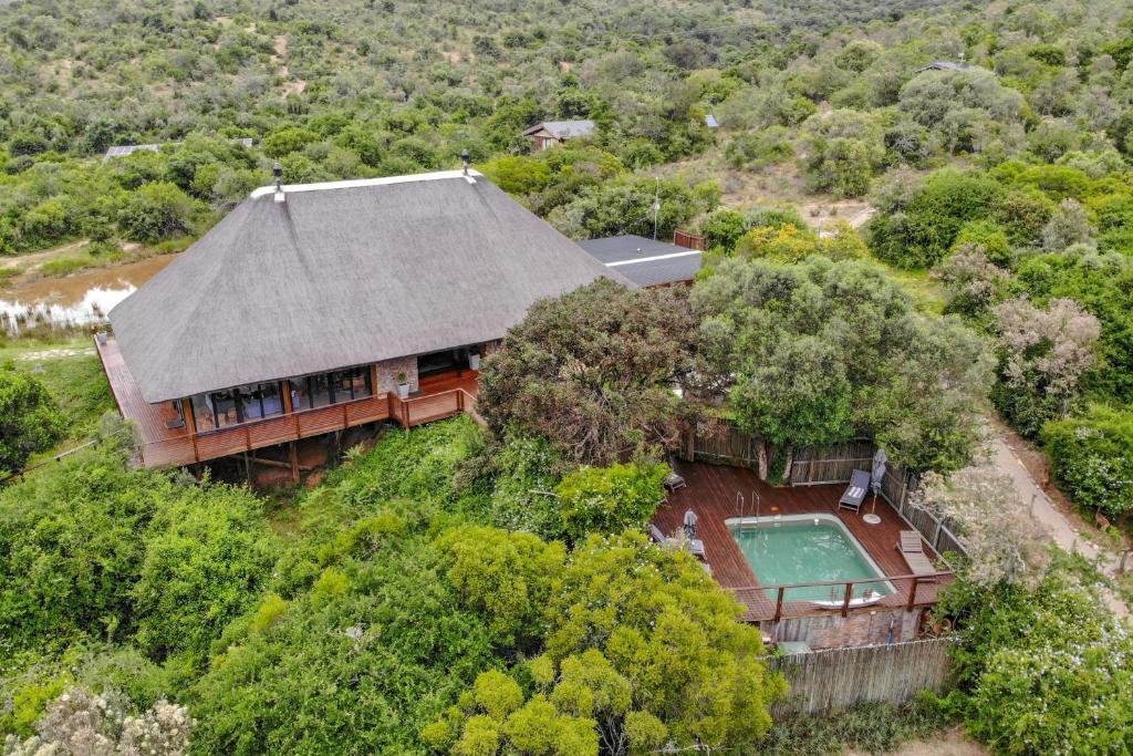 阿多Barefoot Addo Elephant Lodge的享有带游泳池的别墅的顶部景致
