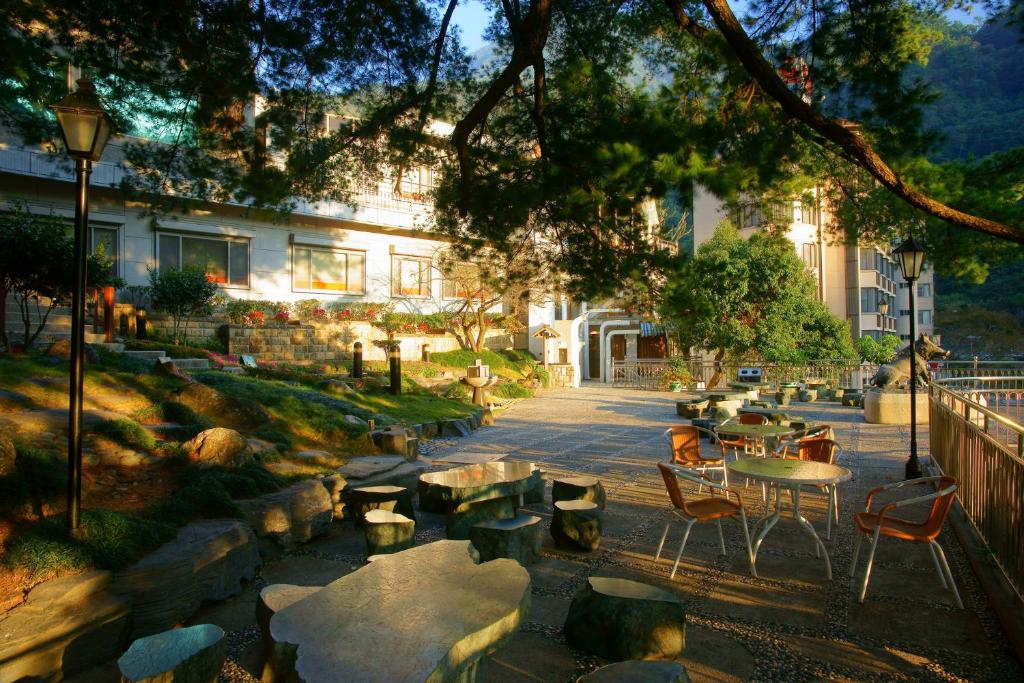 和平区神木谷假期大饭店的一个带桌椅的庭院和一座建筑