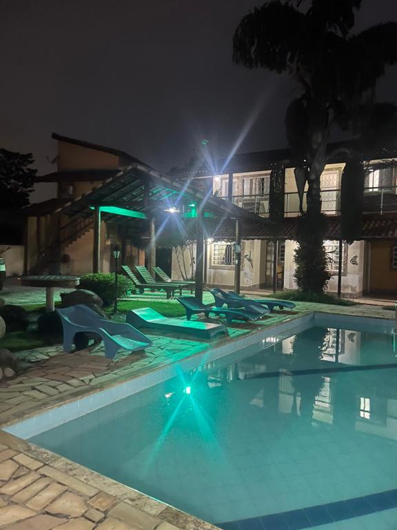 伊塔蒂亚亚Encantu's Flats的一个夜晚有灯光的空游泳池