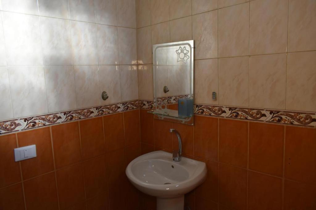 Bawatisafari desert的一间带水槽和镜子的浴室