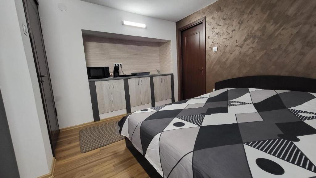 托普利察Casa D的卧室配有黑色和白色的被子。