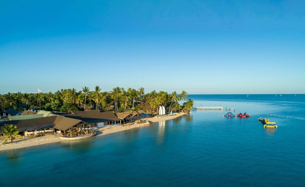 马洛洛莱莱种植园岛度假酒店的享有海滩的空中景色,在水中划船