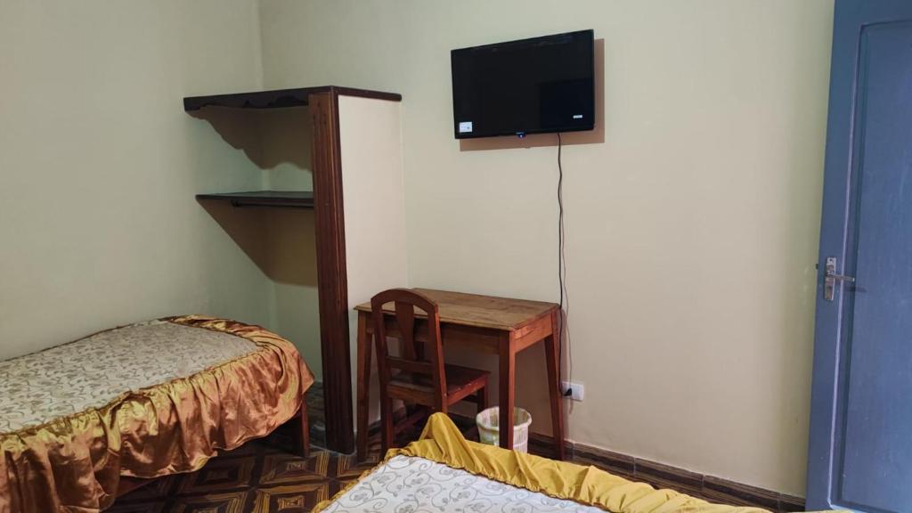 塔里哈The House Tarija的客房设有1张床、1张办公桌和1台电视。