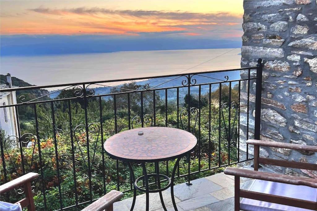 安吉斯乔治亚斯尼拉Magical cottage!的海景阳台上的桌子