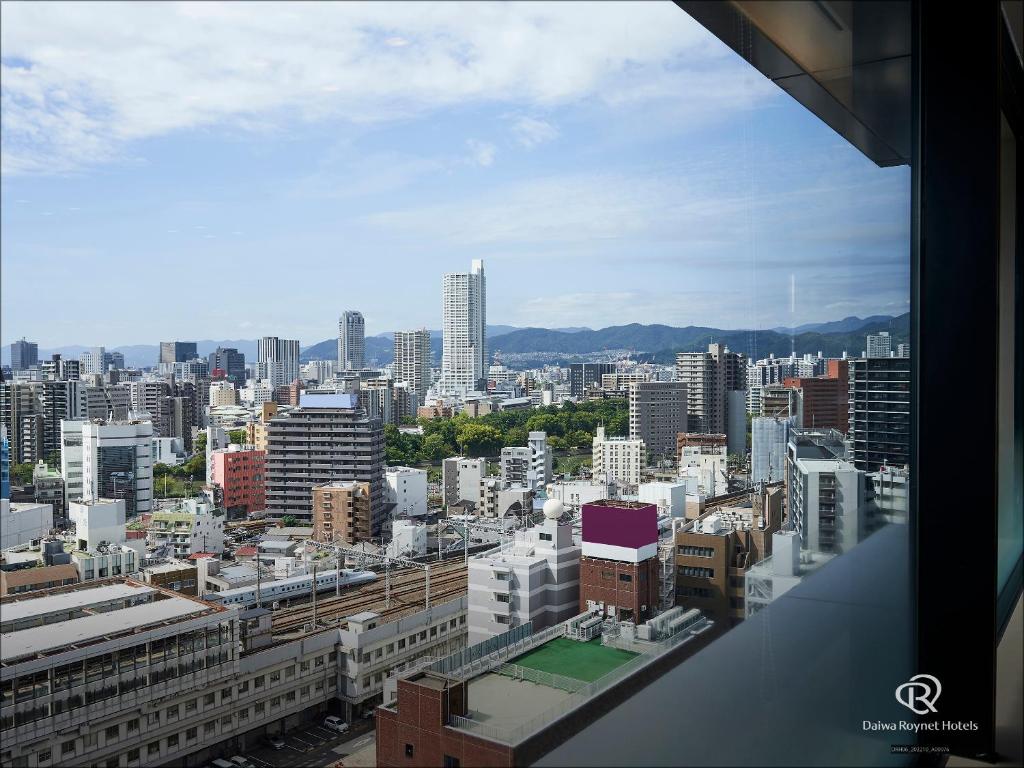 广岛Daiwa Roynet Hotel Hiroshima-ekimae的从大楼内可以欣赏到大城市的景致
