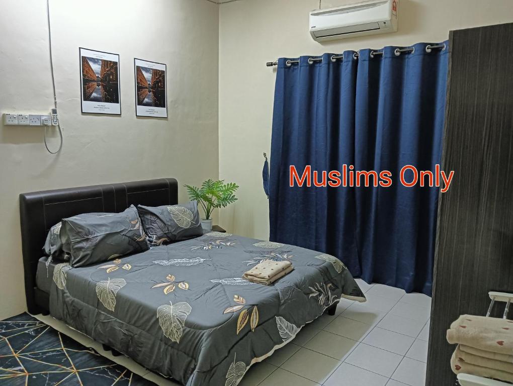 斯里伊斯兰德Homestay Itqan Seri Iskandar的一间卧室配有床和蓝色窗帘