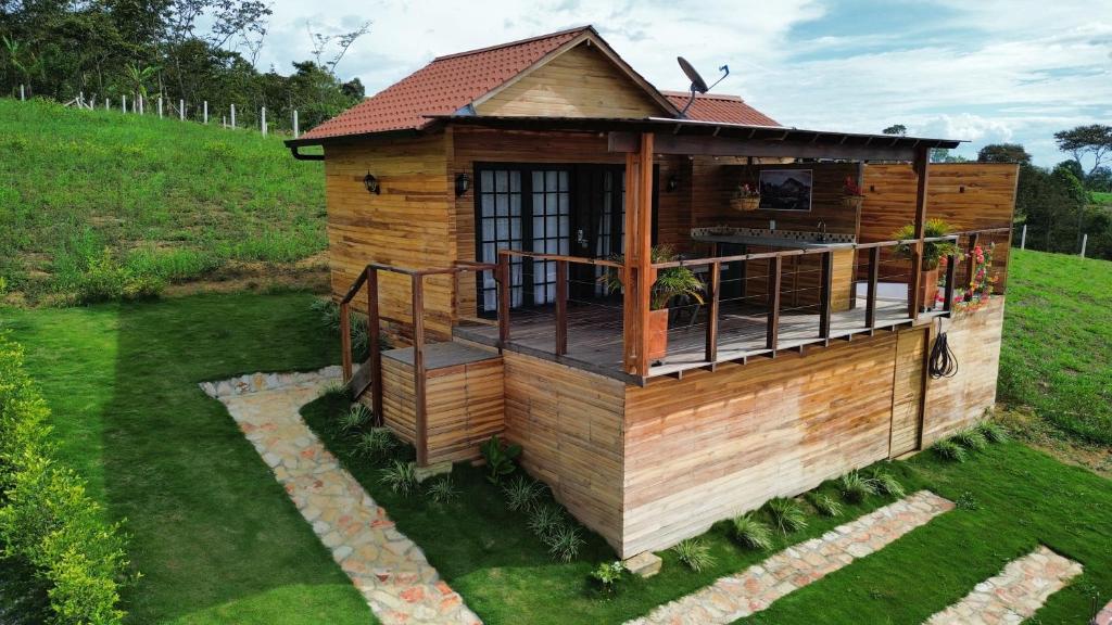 库里蒂Chalets La Zima - Jaya的木屋,在田野上设有甲板