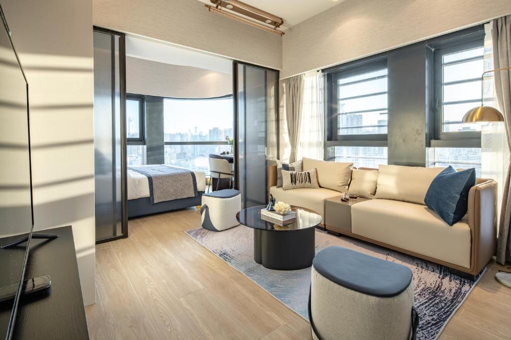 深圳铂瑞斯行政公寓(深圳海岸城南油服装城店)的客厅配有沙发和1张床