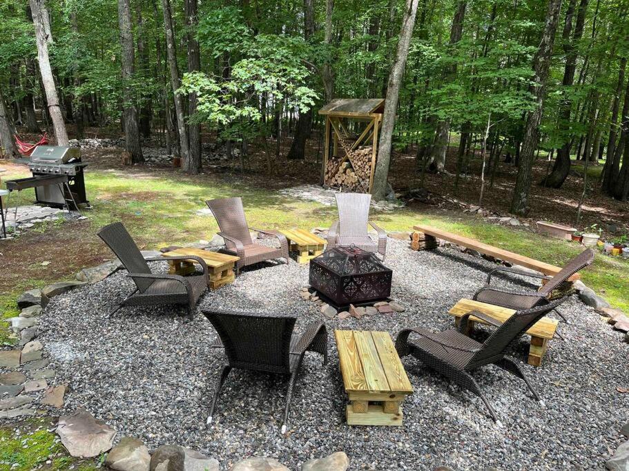 东斯特劳兹堡Beautiful Privt Backyard-Spacious-Game Room-BBQ的后院的一组椅子和火坑