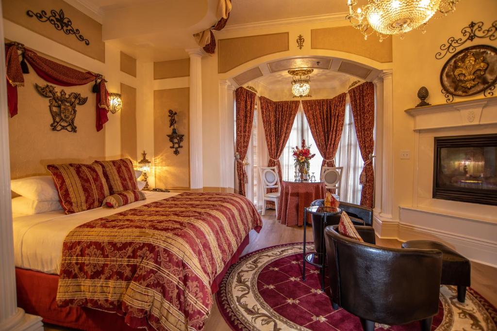 盐湖城南大街第五纪念日旅馆的一间卧室设有一张大床和一个壁炉