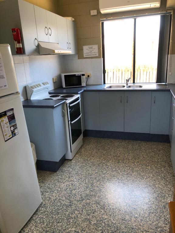 Emu ParkUnit 3 Pattison的厨房配有炉灶、水槽和冰箱。