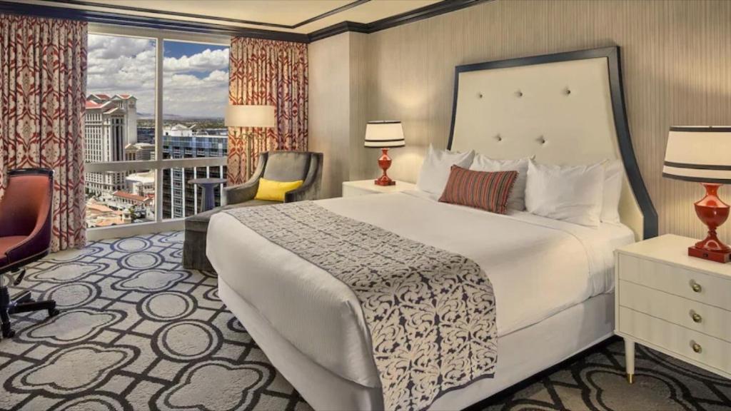 拉斯维加斯Paris Las Vegas Resort & Casino的酒店客房设有一张大床和一个阳台。