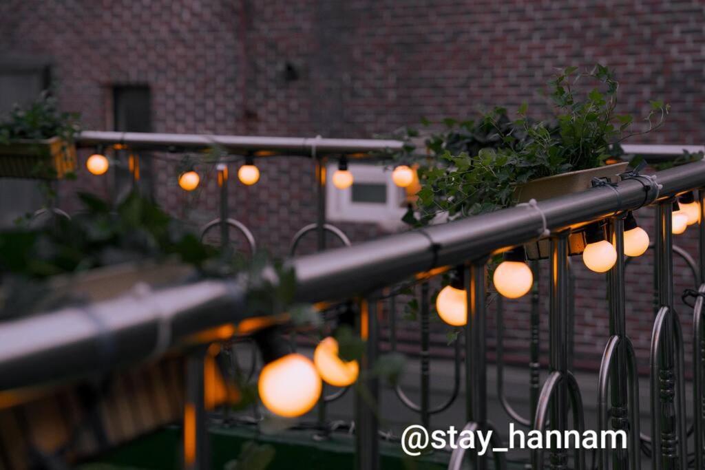 首尔Stay Hannam Foreigner only的建筑物围栏上的一串灯