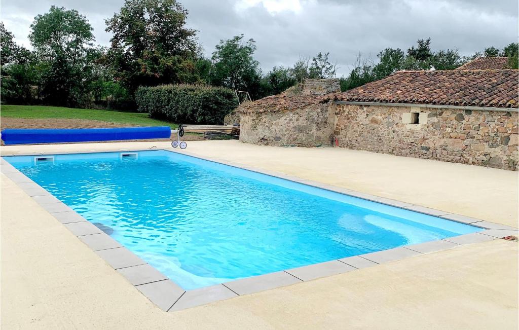 阿让通莱格利斯Awesome Home In Argenton Leglise With Private Swimming Pool, Can Be Inside Or Outside的房屋前的游泳池