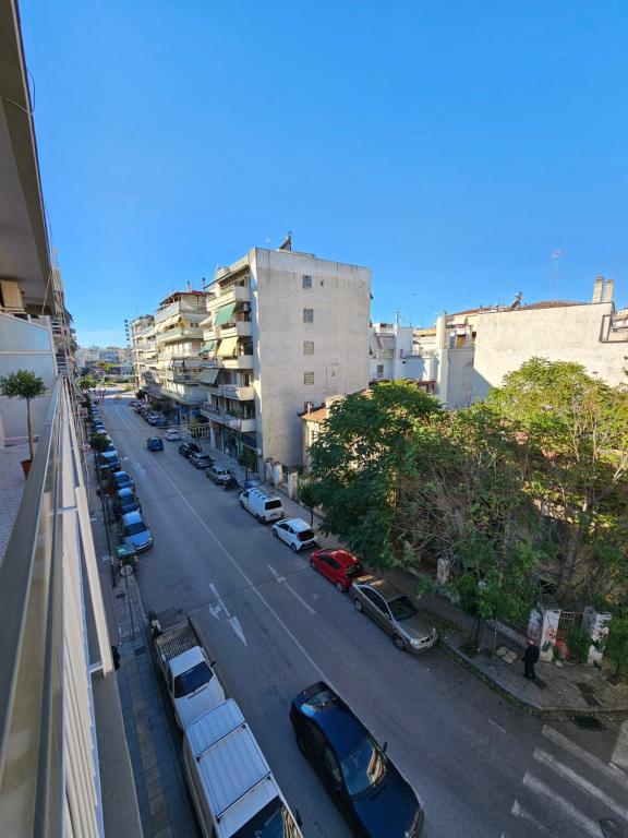 拉里萨Elektras Apartment στο κέντρο της Λάρισας με δωρεάν πάρκιγκ的享有街道上可停放汽车的景色