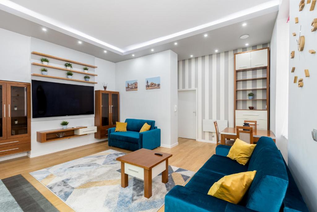克拉科夫BlueApart with Terrace的客厅配有蓝色的沙发和电视