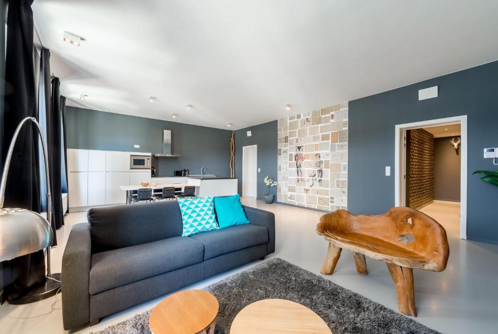 布鲁塞尔Smartflats Design - Postiers的客厅配有沙发和桌子