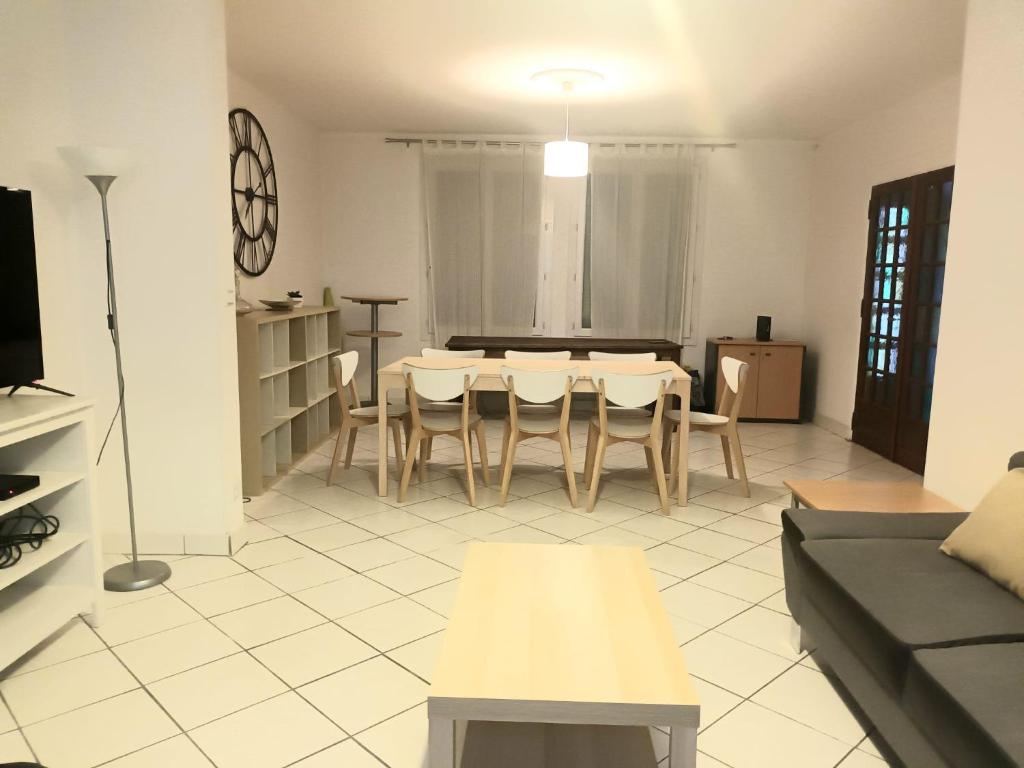 勒阿弗尔La Vallée, spacieuse maison 6 chambres, Le Havre的客厅配有桌椅