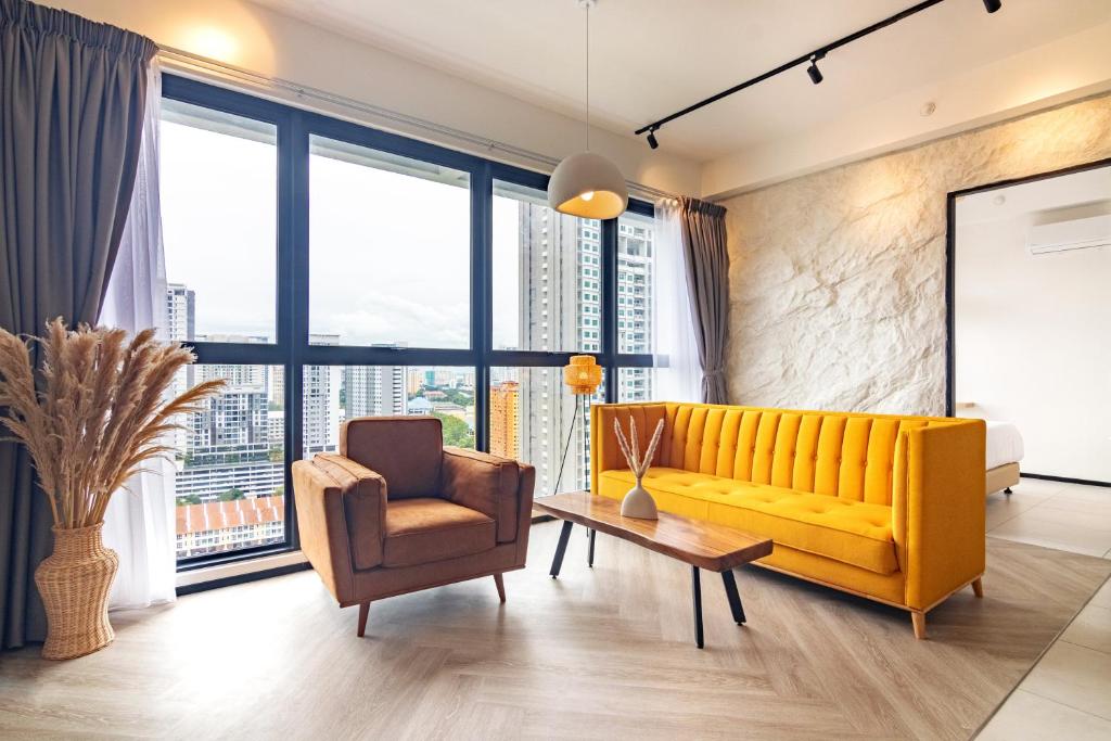 日落洞Urban Suites, Autograph Collection by Stellar ALV的客厅配有黄色的沙发和椅子