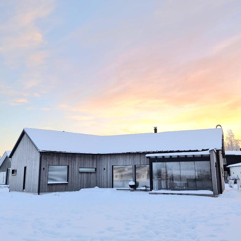 冬天的Gorgeous Arctic Lodge