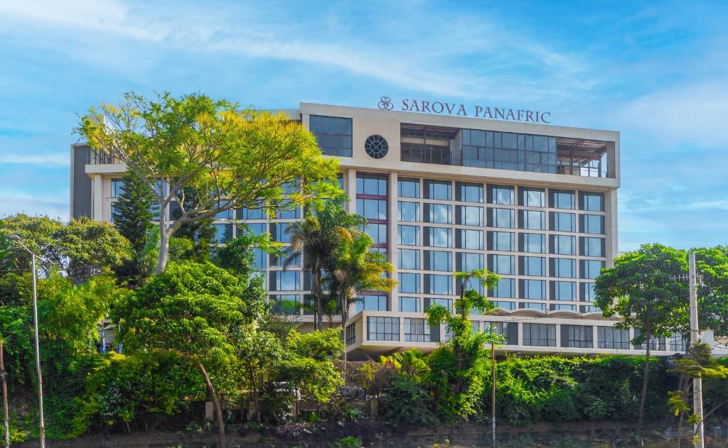 内罗毕Sarova Panafric Hotel的上面标有标志的酒店大楼