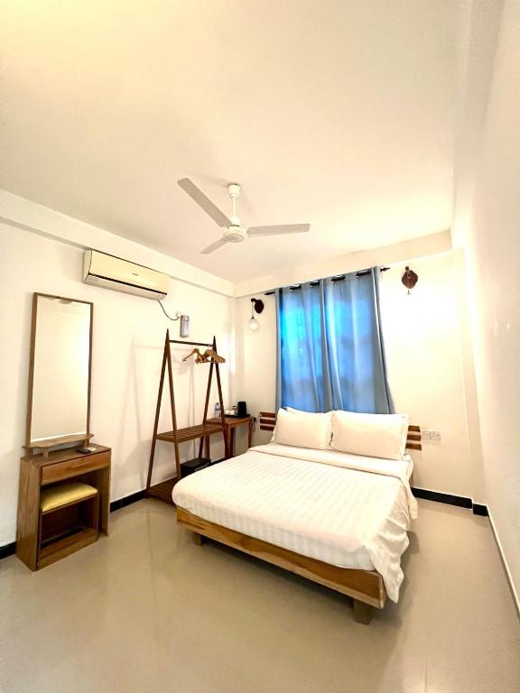 马富施Leisure Boutique Maafushi 维尼家的白色的卧室设有床和窗户