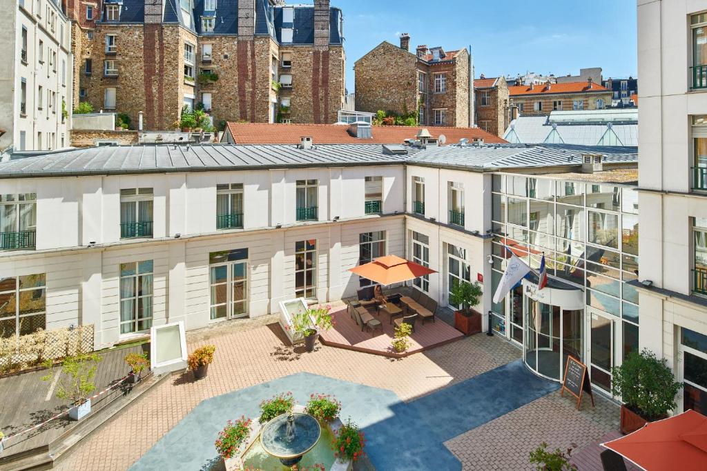 巴黎莫迪利亚尼别墅蓝色假日酒店的享有带庭院的建筑的空中景致