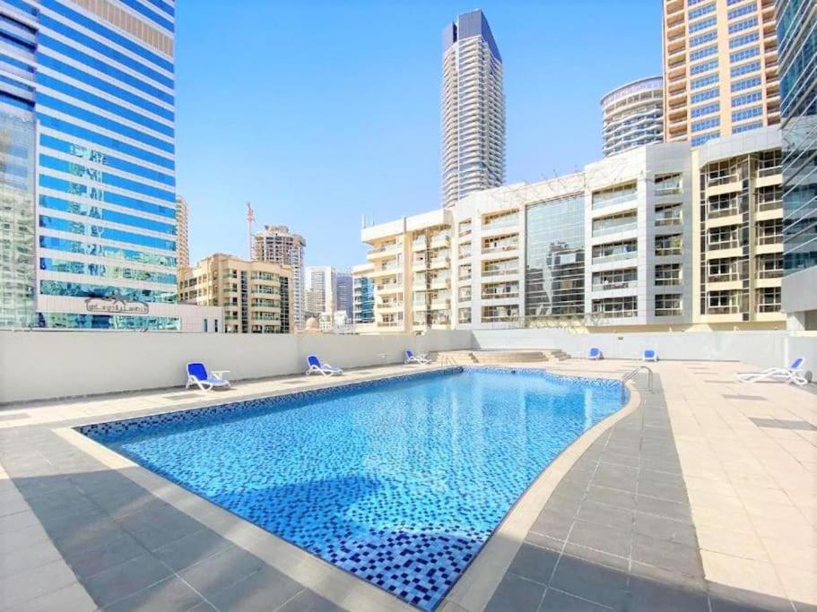 迪拜Apartment in Dubai Marina的一座高楼屋顶上的游泳池