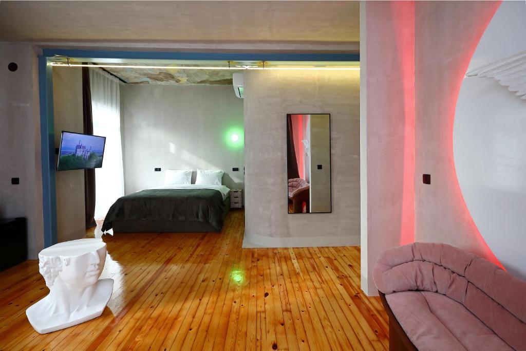 塞萨洛尼基Paradox的一间卧室,卧室内配有一张床和两把椅子
