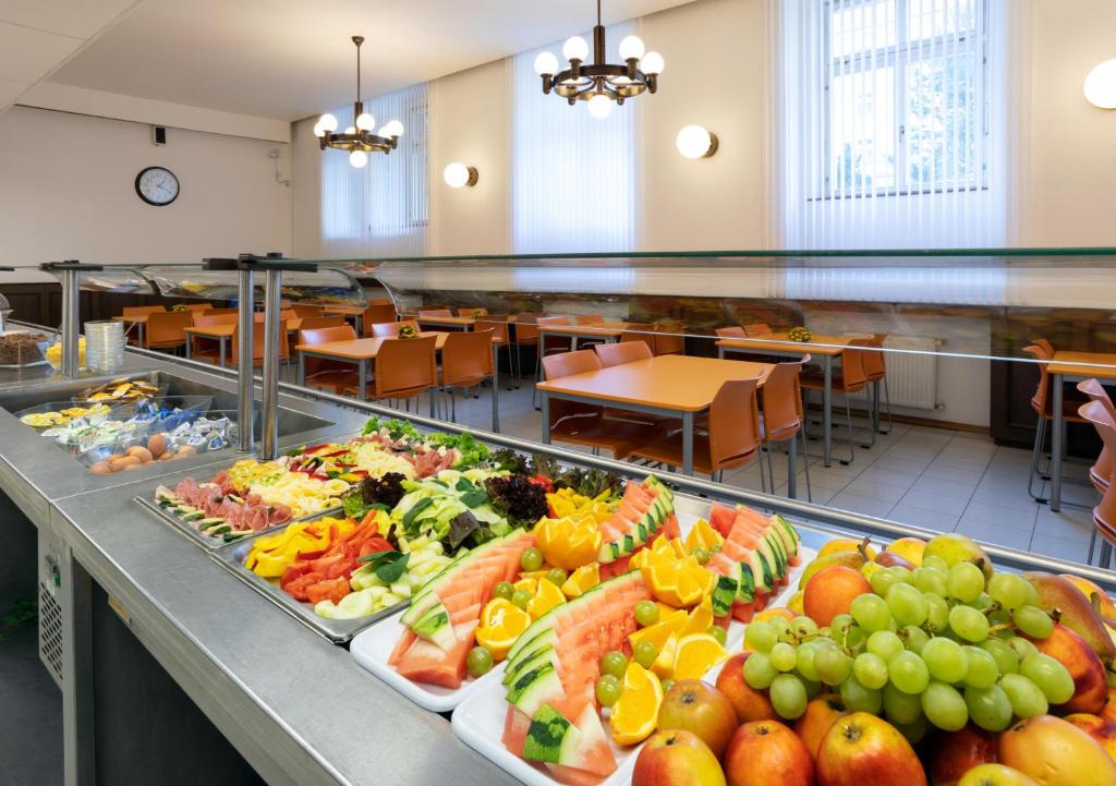 布拉格马萨里克大学酒店的包含多种不同食物的自助餐