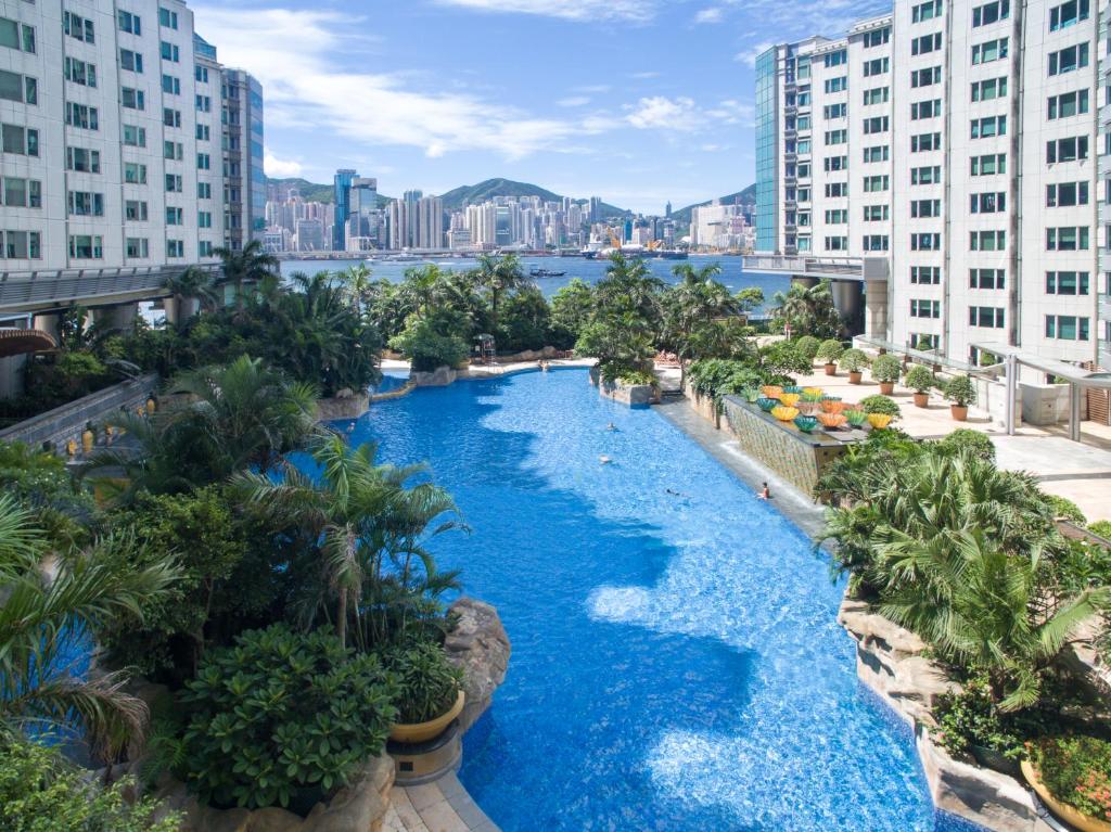香港九龙海湾酒店的度假村内一个蓝色的大泳池