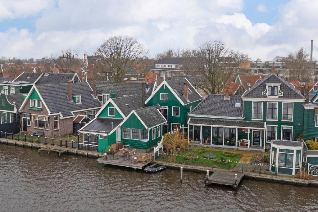 ZaandijkPakhuys bij de Zaanse Schans的水边的一排房子