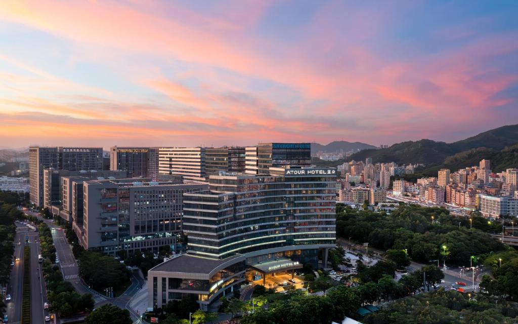 深圳深圳西丽创新谷亚朵酒店的日落时分城市景观与建筑