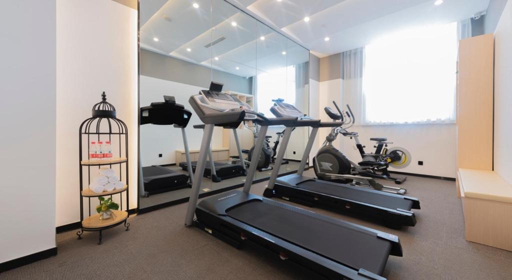 乌鲁木齐乌鲁木齐人民电影院亚朵酒店的健身房设有两辆健身自行车和跑步机