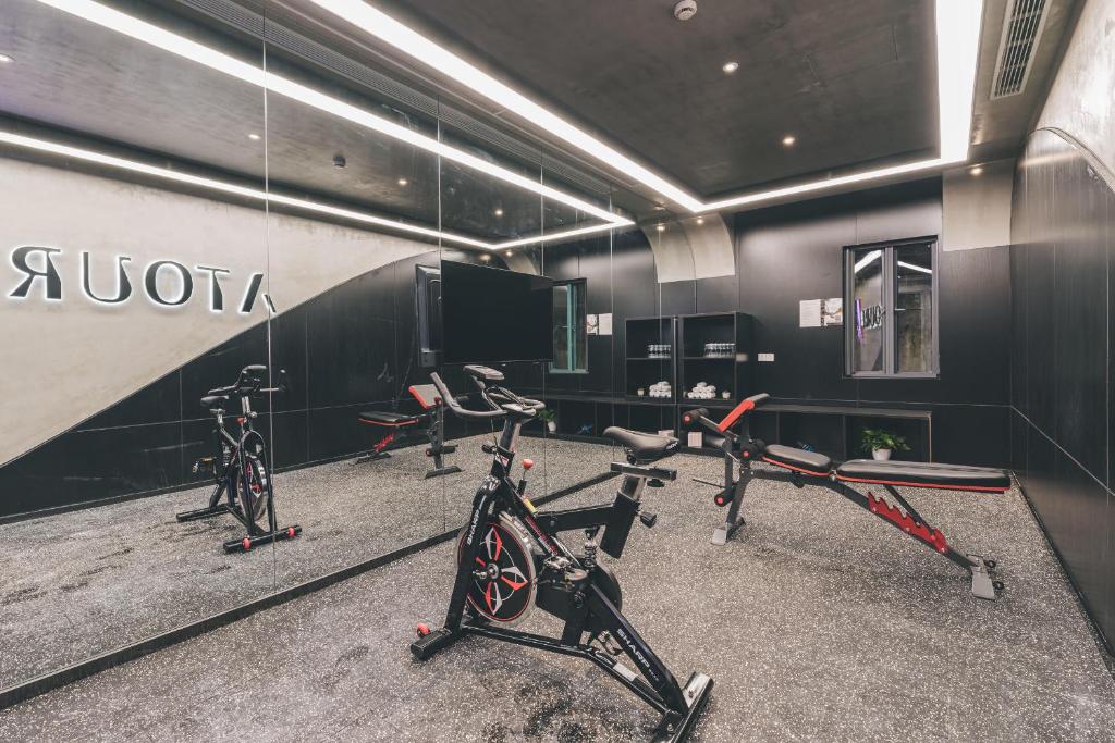 上海上海北外滩亚朵酒店的健身房,室内配有几辆健身自行车