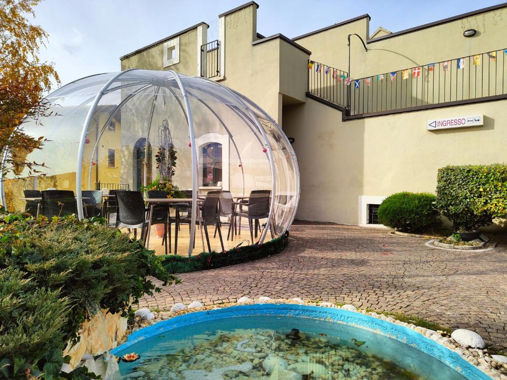 阿塞尔吉R&B Il Parco的一座带玻璃 ⁇ 顶的别墅,位于带游泳池的花园内