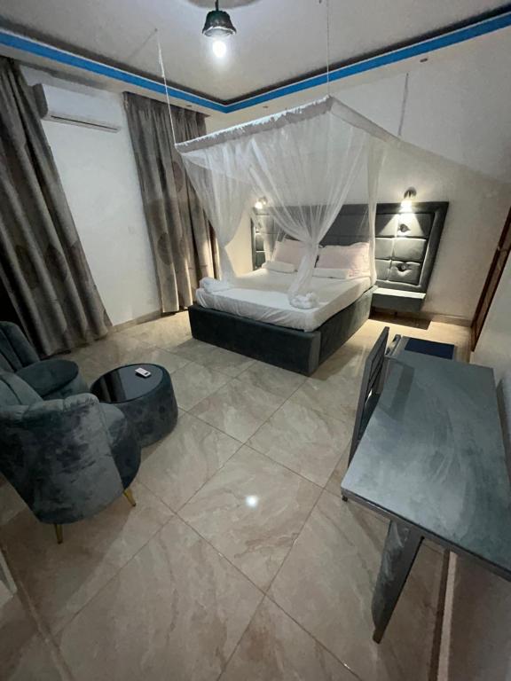 PoponguineZarafah的卧室享有空中景致,配有1张床